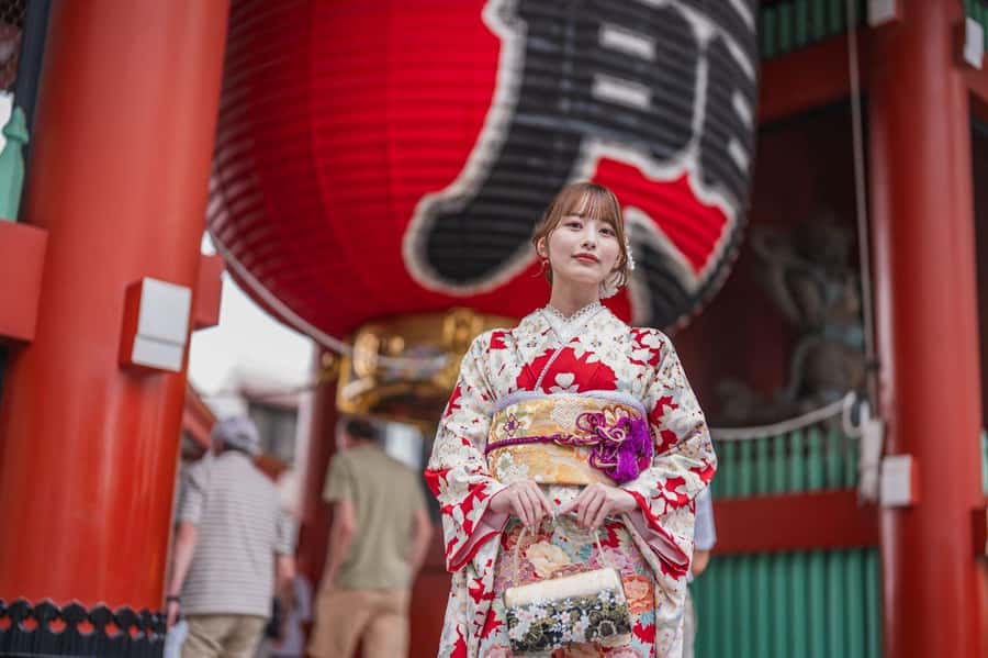 Tokyo Asakusa: Traditional Kimono Rental Experience at Wargo - Choosing your kimono in Asakusa: traditional patterns vs modern designs