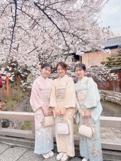 Tokyo Asakusa: Traditional Kimono Rental Experience at Wargo - What happens while you get dressed: fitting, included items, and comfort basics