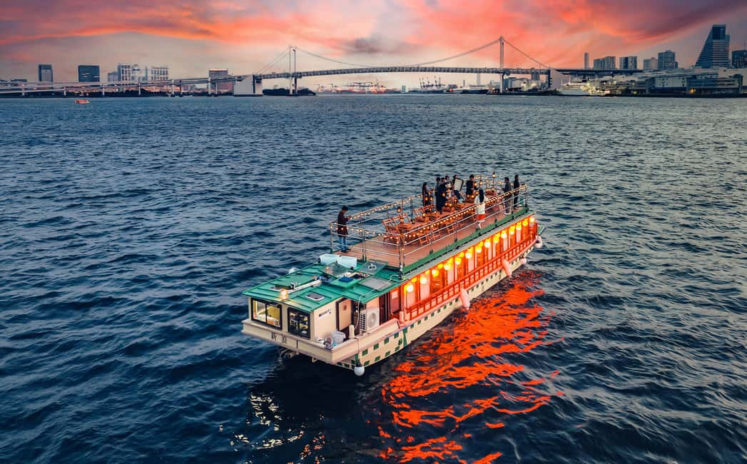 Tokyo Dinner Cruise & Tradition Show & Drinks & Tokyo Tower - The onboard dance break near Eitai Bridge