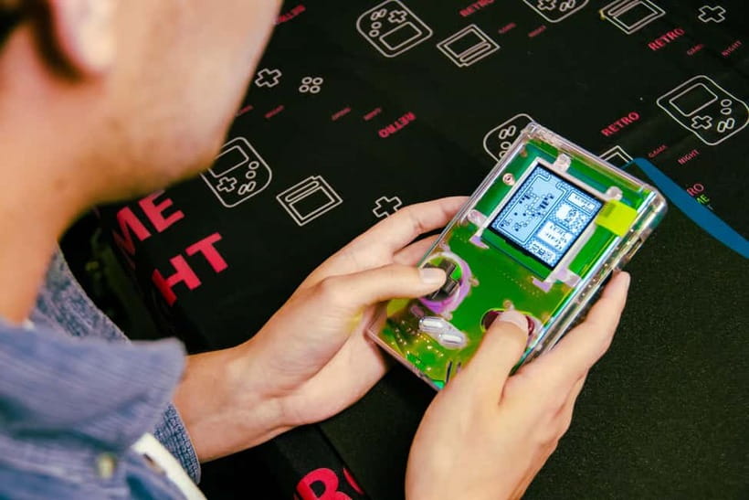 Tokyo: Gameboy Mod Workshop at Akihabara - Retro games on-site: how the shop time fits the workshop
