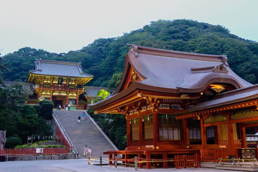 Tokyo: Kamakura & Enoshima Day Tour with Pickup & Train Ride - Kamakura High School and the Slam Dunk crossing photo stop