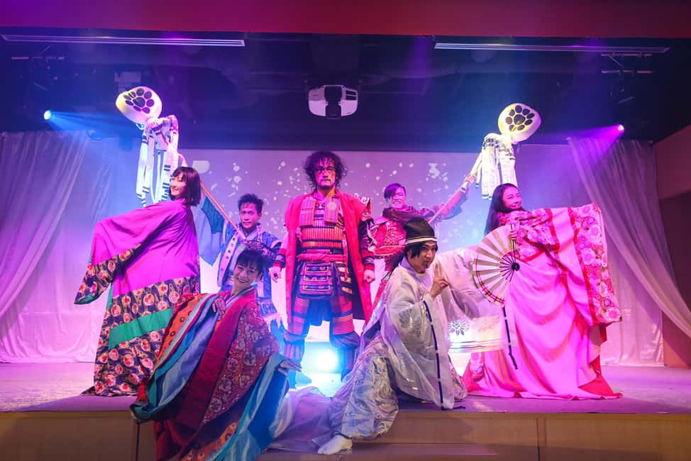 Tokyo: Samurai Entertainment Night Show in Kanda Shrine - Pre-Show Hour (7:00–8:15 PM): Drinks, Seating, and Chicken Hot Pot