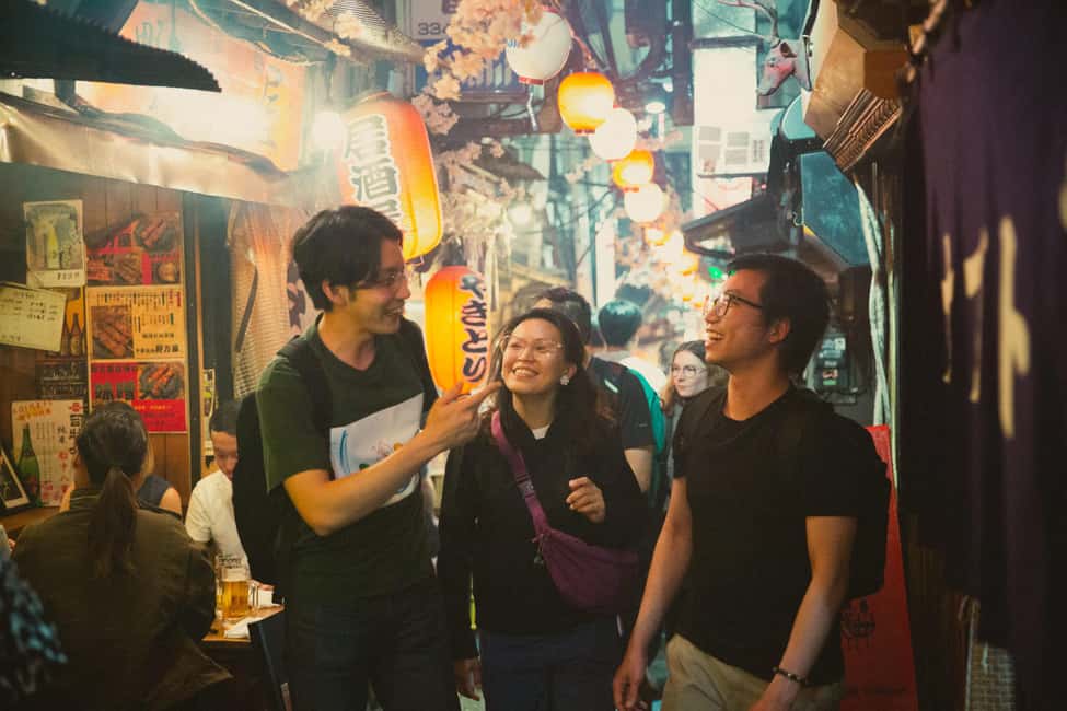 Tokyo: Shinjuku Izakaya and Golden Gai Bar Hopping Tour (2h) - Kabukicho neon: where Shinjuku’s nightlife mood becomes visible